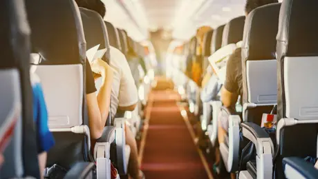Διάδρομος και καθίσματα αεροπλάνου