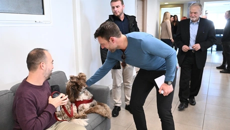 Ο Στέφανος Κασσελάκης στο «Κόκκινο» μαζί με το σκυλάκι του