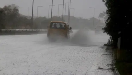 Αμάξι σε καταιγίδα