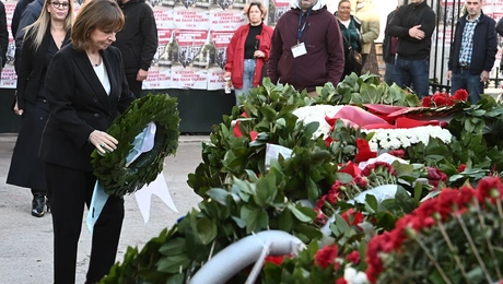 Η Κατερίνα Σακελλαροπούλου καταθέτει στεφάνι στο Πολυτεχνείο
