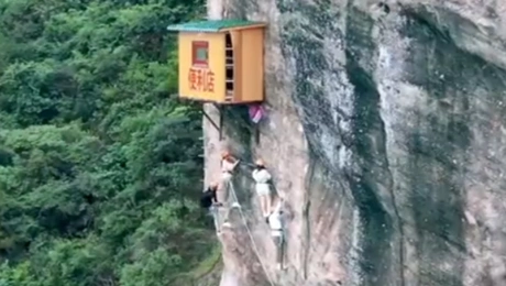 Κατάστημα ψιλικών κρέμεται στην πλευρά γκρεμού στην Κίνα