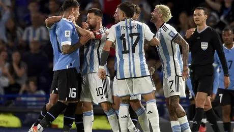 Ο Μέσι πιάνει αντίπαλό του από τον λαιμό