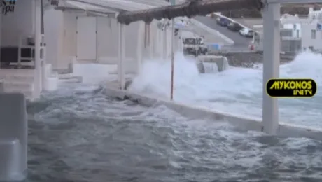 Πλημμύρισε η Μικρή Βενετία Μυκόνου λόγω κακοκαιρίας - Μοιάζει με πισίνα