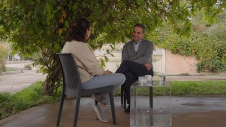 Συζήτηση Μητσοτάκη με θύμα έμφυλης βίας 