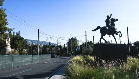 Το άγαλμα του Μεγάλου Αλεξάνδρου στη συμβολή Αμαλίας και Όλγας.