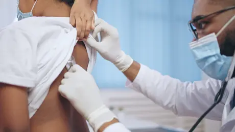 Γιατρός εξετάζει παιδί για ακροαστικά