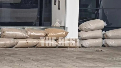 Τσουβάλια με άμμο σε καταστήματα στην Πάτρα ενόψει της κακοκαιρίας