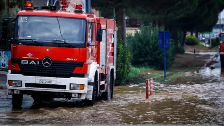 Οχήματα της Πυροσβεστικής σε πλημμυρισμένο δρόμο