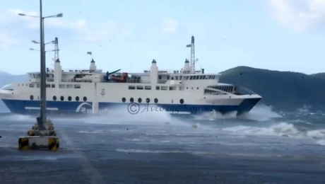 ploio sto limani aiginas