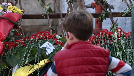 Παιδί καταθέτει λουλούδι στο Πολυτεχνείο
