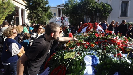 Κατάθεση λουλουδιών στο Πολυτεχνείο