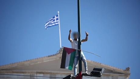 Παλαιστίνιος ύψωσε σημαία της Παλαιστίνης στο Σύνταγμα