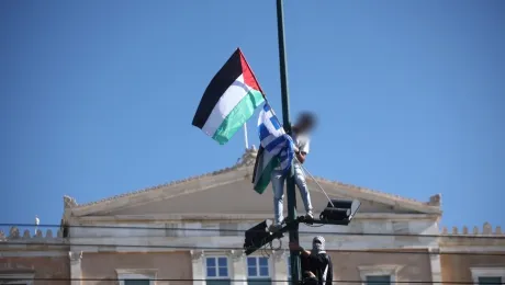Παλαιστίνιος ύψωσε σημαία της Παλαιστίνης στο Σύνταγμα