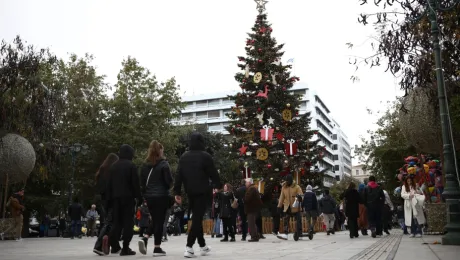 Εορταστική ατμόσφαιρα στην πλατεία Συντάγματος γύρω από το στολισμένο δέντρο