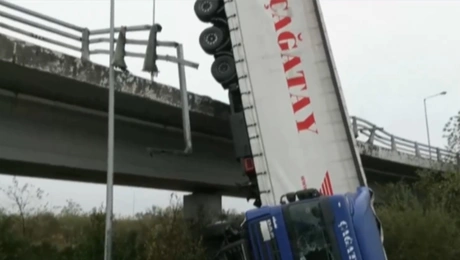 Φορτηγό έπεσε από γέφυρα 