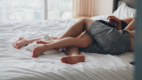 Ζευγάρι στο κρεβάτι