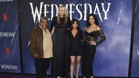 Η Gwendoline Christie με τους συμπρωταγωνιστές της στη σειρά «Wednesday»