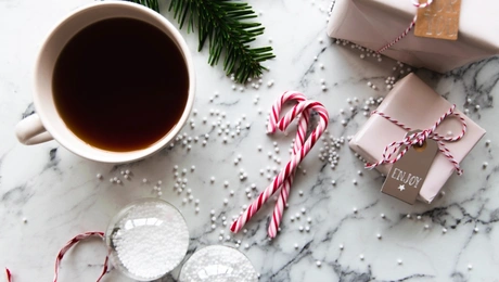 Κούπα με τσάι και δώρο για τα Χριστούγεννα