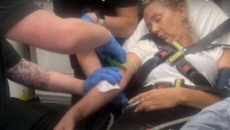 Οι διασώστες μεταφέρουν τη Michelle στο νοσοκομείο