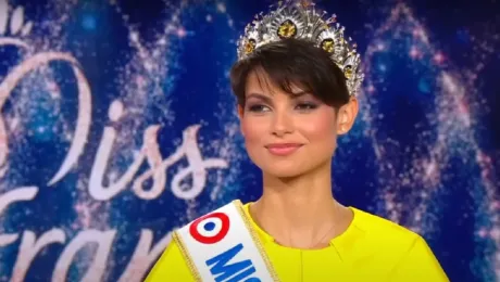Η Eve Gilles, κάτοχος του τίτλου Miss France 2024