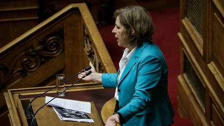 Η Εύη Χριστοφιλοπούλου στη Βουλη