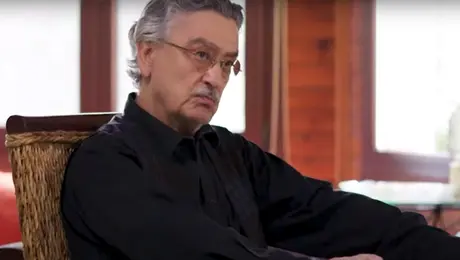 Η Γη της Ελιάς - Ο Ισίδωρος σε σκηνή της σειράς