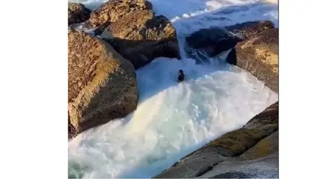 Η στιγμή που παρασύρεται από τα κύματα
