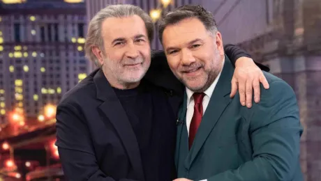 Ο Λάκης Λαζόπουλος με τον Γρηγόρη Αρναούτογλου στο «The 2Night Show»