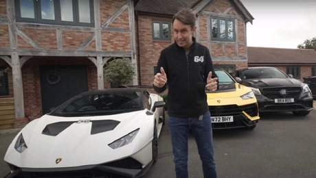 Ο Martin McCann μπροστά από τη συλλογή του