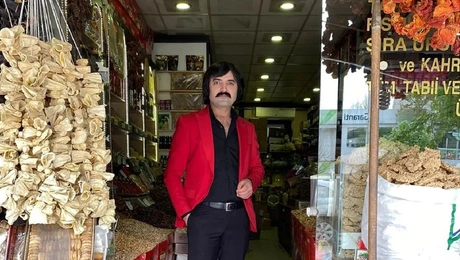 Ο Μουράτ Ερντέμ στο κατάστημά του