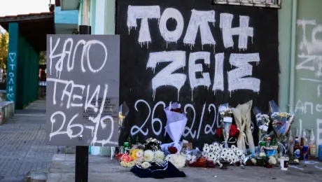 Λουλούδια και γκράφιτι στη Νέα Σμύρνη για τον 16χρονο που μαχαιρώθηκε θανάσιμα από τον αδελφό του 