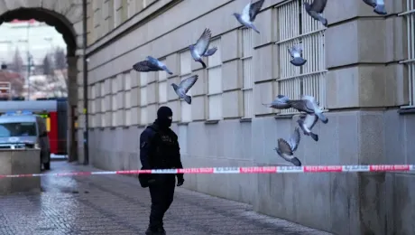 Αστυνομικός φυλάει τον χώρο έξω από το κτίριο του Πανεπιστημίου του Καρόλου στην Πράγα