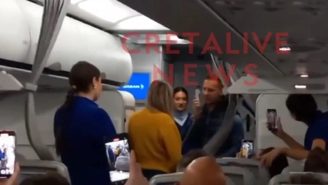 Πρόταση γάμου μέσα σε αεροπλάνο