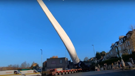 Το τεράστιο εξάρτημα περνάει μέσα από την πόλη