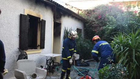 Πυροσβέστες σε φωτιά σε σπίτι