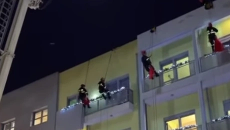 Πυροσβέστες στολίζουν τα μπαλκόνια της ογκολογικής μονάδας στο «Παίδων»