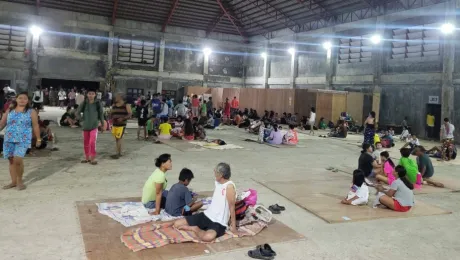 Κόσμος σε κέντρο εκκένωσης μετά τον ισχυρό σεισμό στις Φιλιππίνες