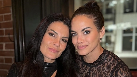 Η Taylor Bruck (δεξιά) με τη σύντροφό της