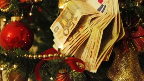 Χρήματα πάνω σε χριστουγεννιάτικο δέντρο