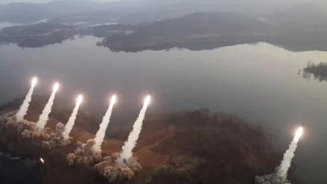 Φωτογραφία από στρατιωτική άσκηση της Βόρειας Κορέας, σε απόρρητη τοποθεσία