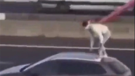 Η στιγμή πριν πηδήξει κάτω από τη γέφυρα