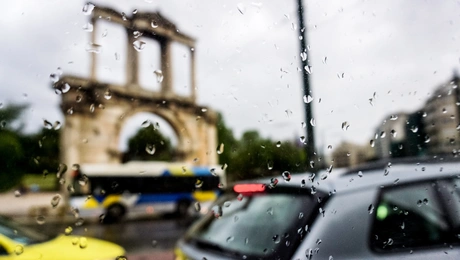 Αυτοκίνητο στη βροχή