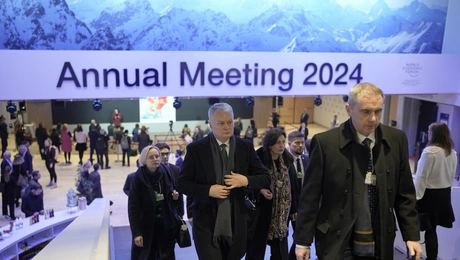 Οι συμμετέχοντες προσέρχονται για το ετήσιο Οικονομικό Φόρουμ στο Νταβός