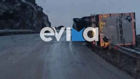 Σοβαρό τροχαίο στην Εύβοια: Νταλίκα ντελαπάρισε και κρεμόταν από γκρεμό