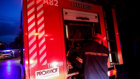 Επιχείρηση της Πυροσβεστικής για κατάσβεση φωτιάς σε σπίτι