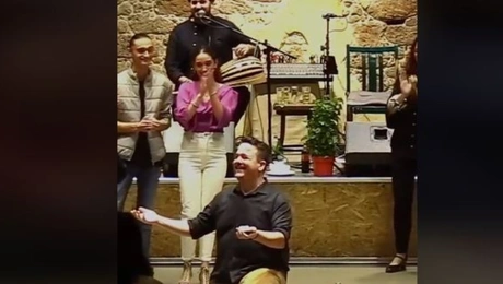 Πρόταση γάμου σε κρητικό γλέντι