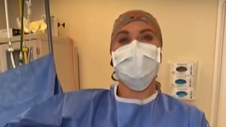 Η Δρ. Roxy σε μία από τις live επεμβάσεις της