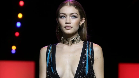 Η Τζίτζι Χαντίντ στην πασαρέλα