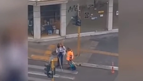 Χανιά: Εργαζόμενος στην καθαριότητα πιάνει τυφλή από το χέρι και την περνάει απέναντι στο πεζοδρόμιο