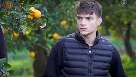 Η Γη της Ελιάς - Ο Φίλιππος σε σκηνή της σειράς